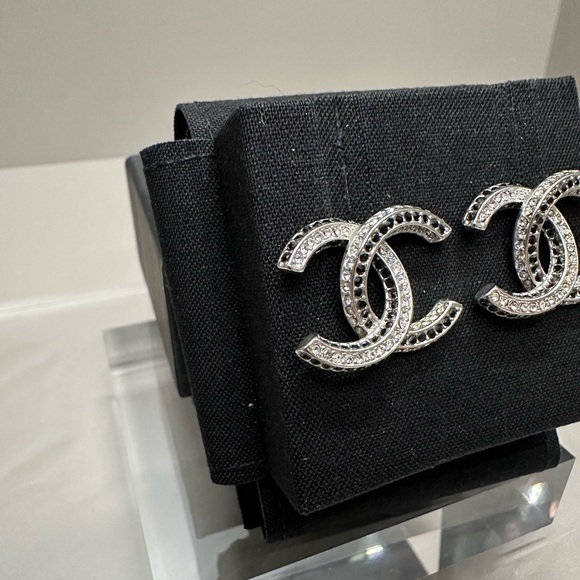 SALE💥Chanel Authentic Large Black, Silver, Rhinestone earrings. - Picture 3 of 8